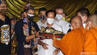 Bante Mahaviara Majapahit memberikan cendera mata patung Budha tidur ke Sandiaga Uno.