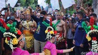 Menparekraf Sandiaga Uno menyapa masyarakat dalam kunjungan kerjanya di Desa Wisata Kampung Majapahit Bejijong, Kecamatan Trowulan, Kabupaten Mojokerto, Kamis (16/9/2021) kemarin.