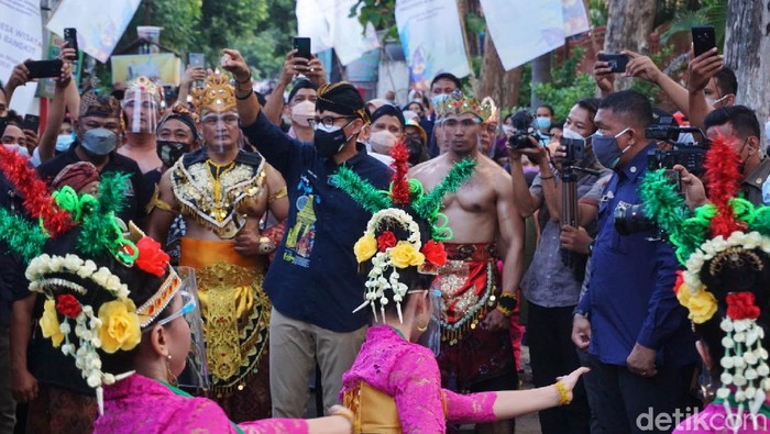 Sandiaga Kunjungi Desa Wisata Kampung Majapahit Mojokerto Menparekraf Sandiaga Uno melakukan kunjungan kerja ke Desa Wisata Kampung Majapahit Bejijong, Mojokerto. Selain berkeliling, Sandiaga juga sempat melihat kerajinan di desa tersebut.