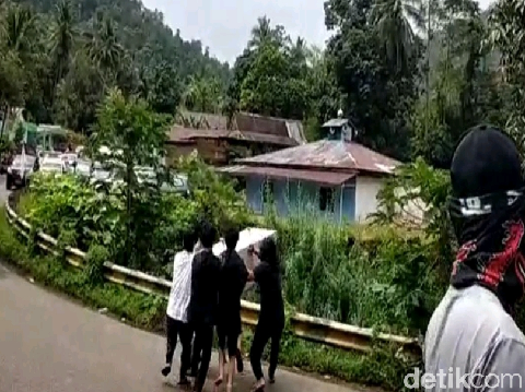 Sejumlah oknum warga Luwu Timur saat membuang peti jenazah pasien COVID-19 setelah merebut paksa dari ambulans (dok Istimewa)