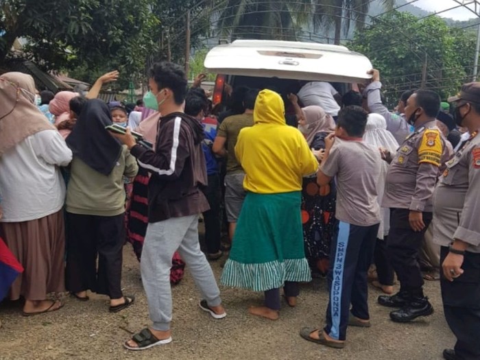 Sejumlah oknum warga Luwu Timur saat merebut paksa jenazah pasien COVID-19 dari ambulans (dok Istimewa)