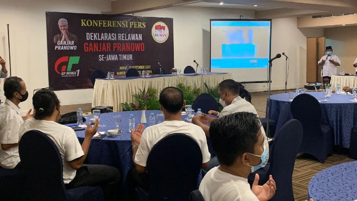 Sejumlah relawan Jokowi di Jawa Timur mendeklarasikan dukungan ke Gubernur Jateng Ganjar Pranowo untuk maju sebagai capres. Relawan ini mengatasnamakan Ganjar Pranowo (GP) Mania.