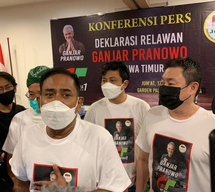 Sejumlah relawan Jokowi di Jawa Timur mendeklarasikan dukungan ke Gubernur Jateng Ganjar Pranowo untuk maju sebagai capres. Relawan ini mengatasnamakan Ganjar Pranowo (GP) Mania.