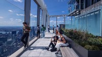 Selain atraksi serba kaca, Summer One Vanderbilt juga punya lounge dan kafe bertema Nordik, kedai makanan dan teras luar ruangan. (SL Green dan Kenzo Design)