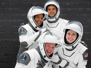 Cerita Turis SpaceX Saat Berwisata di Luar Angkasa
