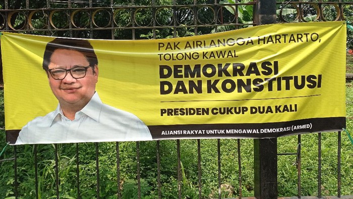 Spanduk Airlangga Selamatkan Demokrasi di Pancoran, Jaksel
