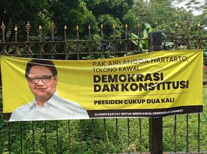 Muncul Spanduk Minta Airlangga Kawal Presiden Cukup 2 Kali