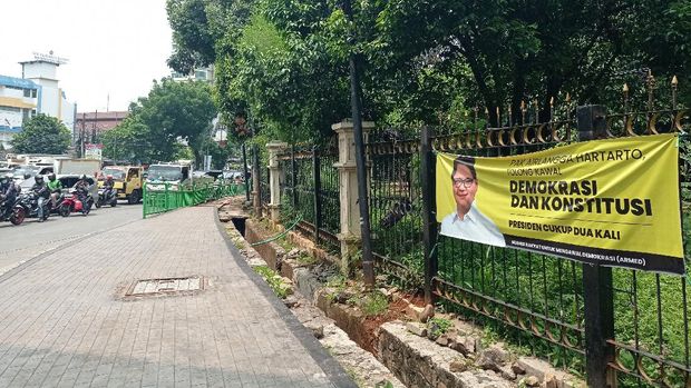 Spanduk Airlangga 'Selamatkan Demokrasi' di Pancoran, Jaksel
