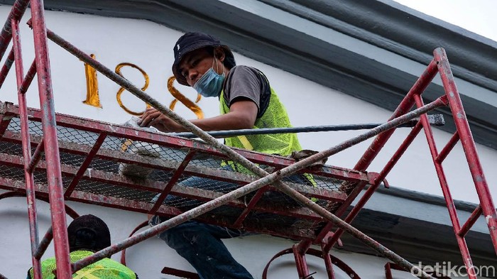 Stasiun Bogor dikenal sebagai salah satu stasiun tersibuk di saat jam berangkat kerja. Stasiun yang dekat dengan Istana Kepresidenan ini juga sarat akan sejarah.