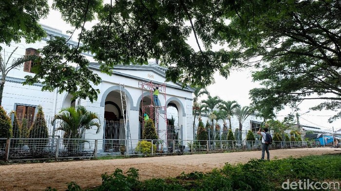 Stasiun Bogor dikenal sebagai salah satu stasiun tersibuk di saat jam berangkat kerja. Stasiun yang dekat dengan Istana Kepresidenan ini juga sarat akan sejarah.