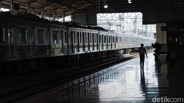 Pembangunan lintas Bogor-Bandung-Cicalengka merupakan jaringan kereta api pertama yang dibangun di Priangan untuk mengangkut hasil perkebunan dan pertanian, terutama kopi. Pembangunan lintas Bogor-Bandung-Cicalengka merupakan jaringan kereta api pertama yang dibangun di Priangan untuk mengangkut hasil perkebunan dan pertanian, terutama kopi.