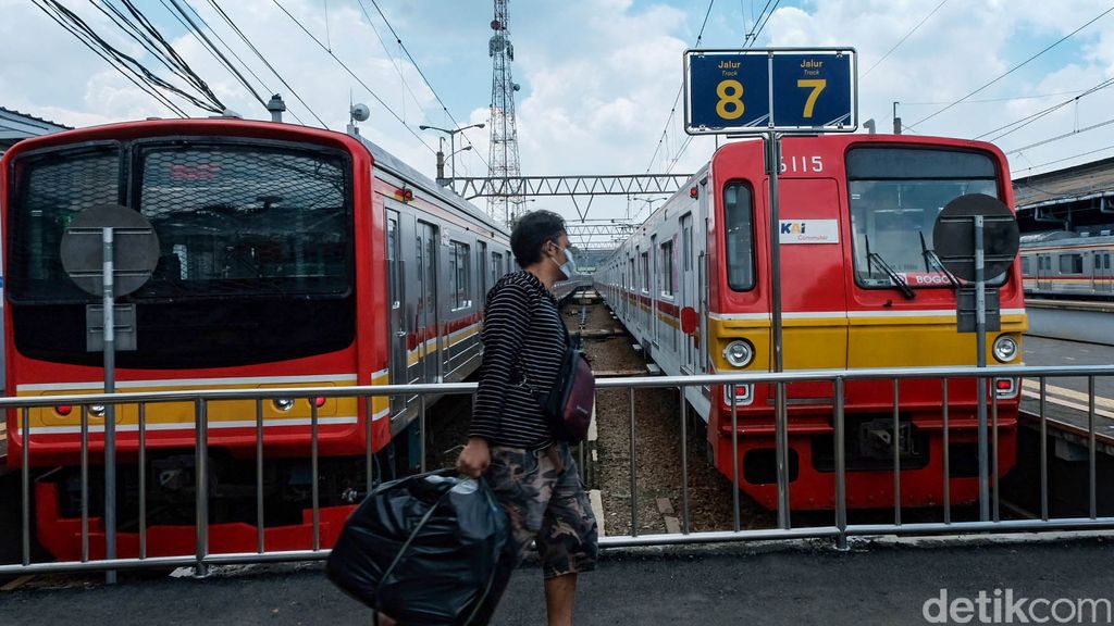 Stasiun Bogor dikenal sebagai salah satu stasiun tersibuk di saat jam berangkat kerja. Stasiun yang dekat dengan Istana Kepresidenan ini juga sarat akan sejarah.