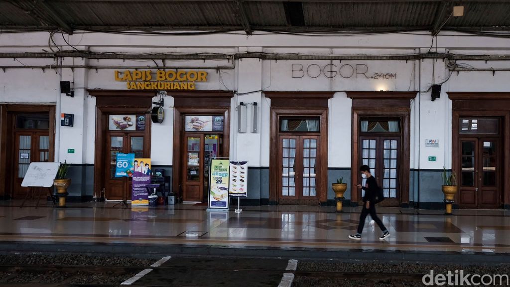 Stasiun Bogor dikenal sebagai salah satu stasiun tersibuk di saat jam berangkat kerja. Stasiun yang dekat dengan Istana Kepresidenan ini juga sarat akan sejarah.