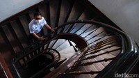 Nah, ini salah satu tangga spiral di Stasiun Bogor yang sudah ada sejak zaman Belanda.
