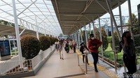 Zaman berkembang dan beberapa bangunan baru didirikan di area stasiun untuk mobilitas penumpang.