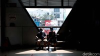 Di masa pandemi COVID-19, calon penumpang wajib memiliki sertifikat vaksin yang dibuktikan lewat memindai QR Code di aplikasi PeduliLindungi. Mereka juga diwajibkan tetap mematuhi protokol kesehatan.