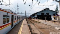 Stasiun Bogor yang berada di pusat kota hujan ini dikenal sebagai tempat keberangkatan warga yang mengadu nasib ke DKI Jakarta.