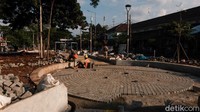 Sisi luar Stasiun Manggarai pun tengah ditata dan bakal memiliki shelter ojek online. Di masa pandemi ini, penumpang tetap wajib mematuhi protokol kesehatan selama perjalanan di KRL.