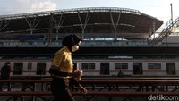 Yup, hiruk pikuk penumpang KRL Jabodetabek begitu terasa di Stasiun Manggarai. Betapa tidak, stasiun ini merupakan tempat transit kereta jurusan Bogor, Jakarta Kota, Tanah Abang, hingga Bekasi.
