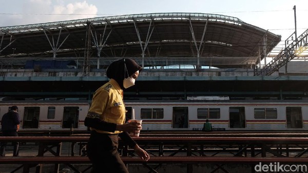 Yup, hiruk pikuk penumpang KRL Jabodetabek begitu terasa di Stasiun Manggarai. Betapa tidak, stasiun ini merupakan tempat transit kereta jurusan Bogor, Jakarta Kota, Tanah Abang, hingga Bekasi. Yup, hiruk pikuk penumpang KRL Jabodetabek begitu terasa di Stasiun Manggarai. Betapa tidak, stasiun ini merupakan tempat transit kereta jurusan Bogor, Jakarta Kota, Tanah Abang, hingga Bekasi.