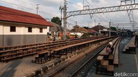 Di sana terdapat 9 jalur kereta yang melayani 792 perjalanan setiap hari.