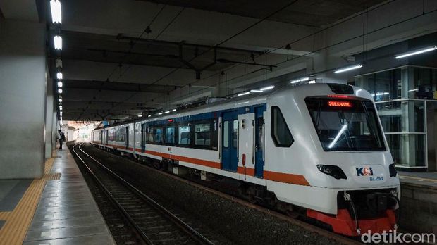 Setiap harinya, Stasiun Manggarai melayani ratusan perjalanan kereta api. Wajar saja bila Manggarai menjadi salah satu stasiun tersibuk di Indonesia.