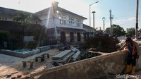 Saat ini, di Stasiun Manggarai sedang berjalan berbagai pembangunan. Di antaranya penambahan jalur kereta dan fasilitas antarmoda.