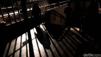 Stasiun Manggarai juga memiliki terowongan bawah tanah untuk mobilitas penumpang berpindah peron.