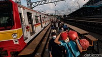 Di saat jam berangkat dan pulang kerja, potret hiruk pikuk Stasiun Manggarai adalah hal yang jamak terlihat.