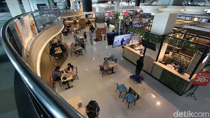 Restoran di Solo diijinkan untuk melayani makan di tempat setelah PPKM turun ke level 3. Begini suasana di Food Court Solo Grand Mall (SGM), Solo, Jateng.