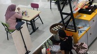 Mereka ingin merasakan makan di tempat atau nongkrong setelah beberapa bulan hanya boleh pesan dan bawa pulang akibat kenaikan kasus Covid di kota Solo.