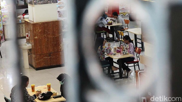 Restoran di Solo diijinkan untuk melayani makan di tempat setelah PPKM turun ke level 3. Begini suasana di Food Court Solo Grand Mall (SGM), Solo, Jateng.