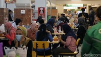 Pengunjung memadati Food Court Solo Grand Mall (SGM) di Jalan Protokol Slamet Riyadi, Solo, Jawa Tengah, Jumat (17/9).