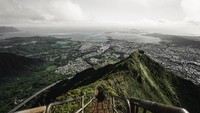 Tangga Haiku menjadi destinasi yang terkenal di Hawaii. Tangga Haiku memiliki rute yang menantang dan indah. Apalagi, saat kabut turun menjadikan ujung jalan itu seolah-olah menuju surga. Makanya, destinasi ini dijuluki Stairway to Heaven. (iStockphoto)