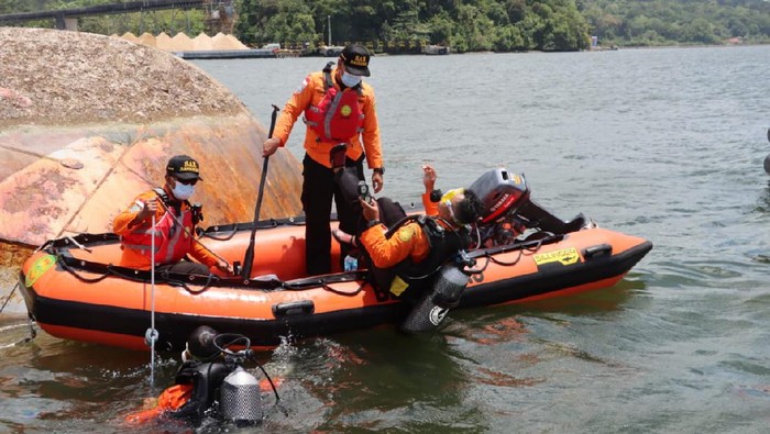 Tim Basarnas melakukan evakuasi penumpang Kapal Pengayoman IV di Cilacap