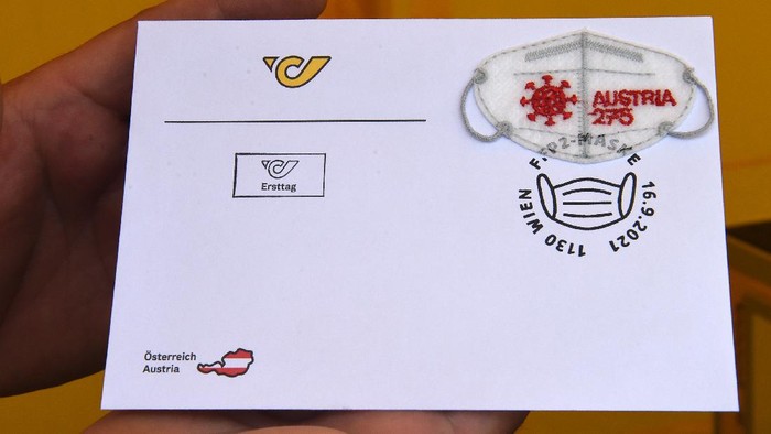 Uniknya Prangko Masker Mini Terbitan Austria (210916) -- WINA, 16 September, 2021 (Xinhua) -- Seorang staf Pos Austria membubuhkan cap stempel pada prangko khusus berbentuk masker Mini FFP2 di Wina, Austria, pada 16 September 2021. Pos Austria menerbitkan prangko khusus masker Mini FFP2 pada Kamis (16/9), yang bertujuan untuk mengingatkan orang-orang agar mengenakan masker FFP2 guna membantu melindungi dari infeksi. (Xinhua/Guo Chen)