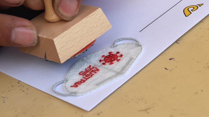 (210916) -- WINA, 16 September, 2021 (Xinhua) -- Seorang staf Pos Austria membubuhkan cap stempel pada prangko khusus berbentuk masker Mini FFP2 di Wina, Austria, pada 16 September 2021. Pos Austria menerbitkan prangko khusus masker Mini FFP2 pada Kamis (16/9), yang bertujuan untuk mengingatkan orang-orang agar mengenakan masker FFP2 guna membantu melindungi dari infeksi. (Xinhua/Guo Chen)