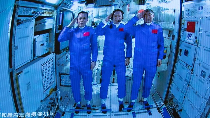 Usai Jelajah Luar Angkasa, 3 Astronaut China Kembali ke Bumi Tiga astronaut China kembali ke Bumi setelah menuntaskan misi berawak terlama bagi negara tersebut. Hal ini menandai pencapaian terbaru China dalam ambisi menjadi kekuatan luar angkasa utama.