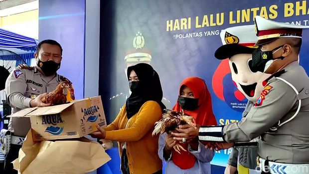 Selfiana Azahra Damayanti tak dapat menyembunyikan kebahagiaan. Siswi Madrasah Aliyah Negeri Pacitan itu tampak kegirangan begitu namanya disebut. Dia pun bergegas menghampiri petugas yang memanggilnya di halaman Mapolres Pacitan.