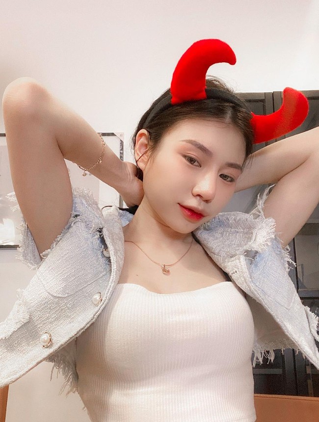 Sebelumnya pada tahun 2020, Vey sempat terlihat mengunggah video dirinya sedang berjoget bersama Hotman Paris di akun Instagramnya. Videonya itu rupanya juga berhasil mencuri atensi para warganet. Foto: Instagram/@veyrubyjane