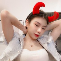 Sebelumnya pada tahun 2020, Vey sempat terlihat mengunggah video dirinya sedang berjoget bersama Hotman Paris di akun Instagramnya. Videonya itu rupanya juga berhasil mencuri atensi para warganet. Foto: Instagram/@veyrubyjane