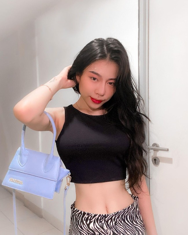 Setelah ditelusuri, tas mewah pemberian Hotman Paris itu merupakan Saddle Bag Blue Dior Oblique Embroidery. Dilansir dari purseblog.com, harga tas Christian Dior itu ditaksir mencapai US$3,700 atau sekitar Rp 52 juta. Foto: Instagram/@veyrubyjane