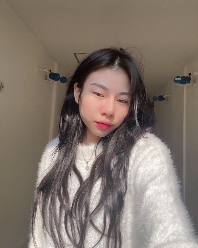 Melalui unggahan Instagram Story di akun media sosial Vey terlihat tas mewah pemberian Hotman Paris itu berwarna biru dongker. I love om wkwkwkkw @hotmanparisofficial, tulis Vey dalam fotp unggahannya itu. Foto: Instagram/@veyrubyjane