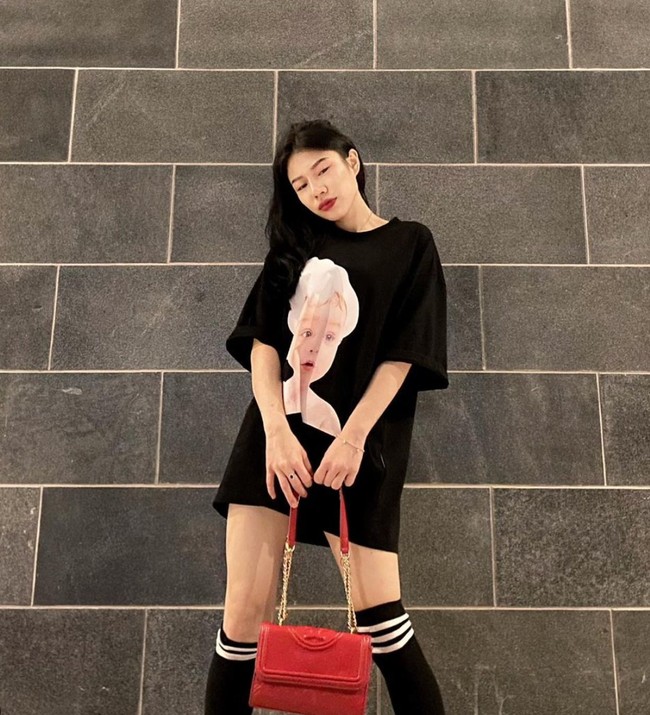 Dulu aku vape tricker, vape model. Waktu itu aku pernah posting liquid diselipin. Dunia kan kecil jadi gempar sih. Rata-rata vape artis kan gitu doang. Terus aku bosan cari massa terus gimana nih terus cari sensasi. Habis itu dihujat sama senior vape yang cewek-cewek. Istilah halusnya sirik. Cowok nggak hujat, terang Vey. Foto: Instagram/@veyrubyjane