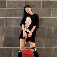 Dulu aku vape tricker, vape model. Waktu itu aku pernah posting liquid diselipin. Dunia kan kecil jadi gempar sih. Rata-rata vape artis kan gitu doang. Terus aku bosan cari massa terus gimana nih terus cari sensasi. Habis itu dihujat sama senior vape yang cewek-cewek. Istilah halusnya sirik. Cowok nggak hujat, terang Vey. Foto: Instagram/@veyrubyjane