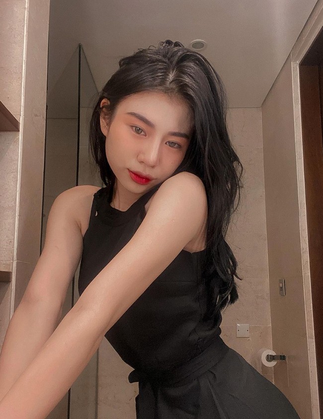 Melalui salah satu video YouTube Denny Sumargo, Vey menjelaskan bahwa dulunya dia adalah seorang vape tricker dan vape model. Kini Vey dikenal sebagai seorang selebgram seksi yang memiliki pengikut Instagram lebih dari 471 ribu pengguna Instagram. Foto: Instagram/@veyrubyjane