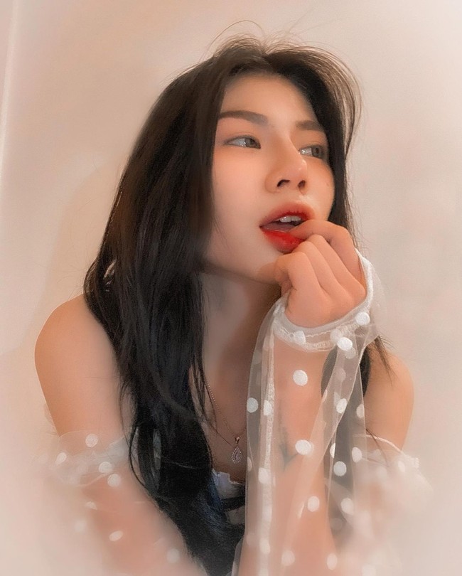 Di akun Instagramnya sendiri Vey juga terlihat cukup aktif. Vey tampak sering membagikan foto-foto seksinya. Sebagian besar konten-kontennya pun mengandung unsur sensasi. Foto: Instagram/@veyrubyjane