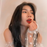 Di akun Instagramnya sendiri Vey juga terlihat cukup aktif. Vey tampak sering membagikan foto-foto seksinya. Sebagian besar konten-kontennya pun mengandung unsur sensasi. Foto: Instagram/@veyrubyjane