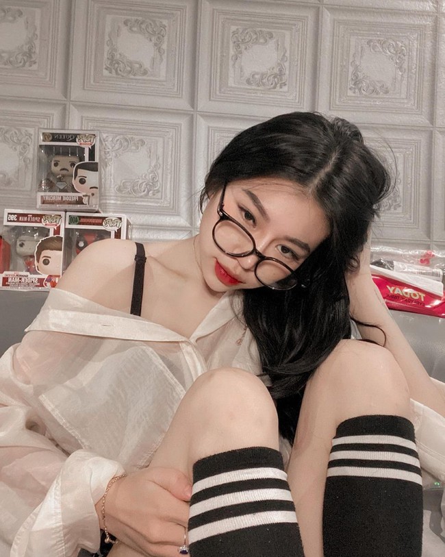 Nama Vey Ruby Jane sempat menjadi perbincangan hangat usai berhasil mengundang kehebohan karena membuat kontes foto alat vital terbaik. Tak hanya itu saja, melalui salah satu video YouTube Denny Sumargo, Vey mengaku bahwa namanya mulai dikenal usai mengunggah konten yang memperlihatkannya sedang menuangkan liquid vape di belahan dadanya. Foto: Instagram/@veyrubyjane