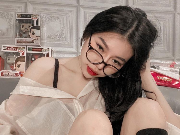 8 Potret Selebgram Seksi yang Dapat Kado Ultah Tas Mewah dari Hotman Paris